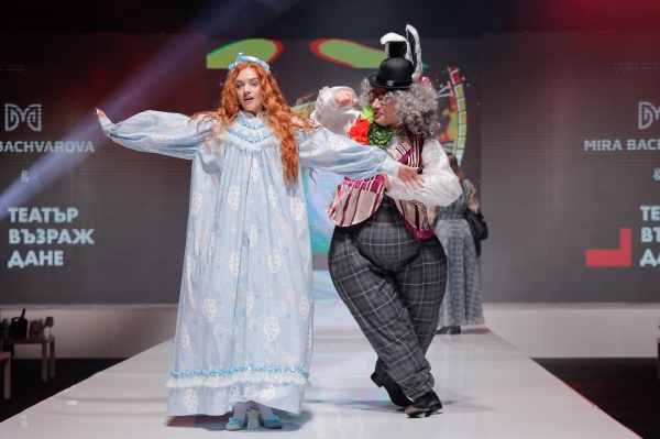 Костюми на театър Възраждане във Fashion week - България
